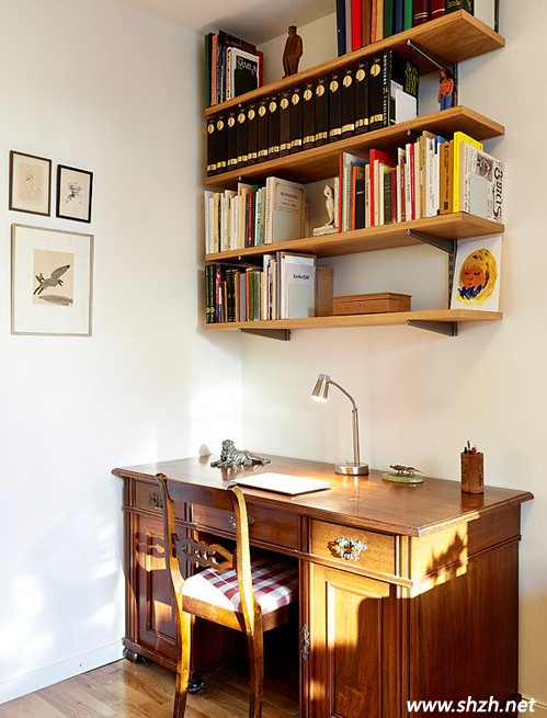 客廳小角落里的書(shū)房