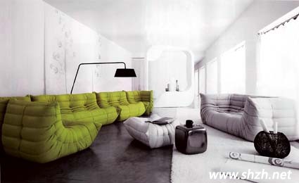   回歸自然在近幾年的裝修設(shè)計(jì)中被賦予新觀念，綠色是最能代表大自然的顏色，更是夏日盎然氣息的重要點(diǎn)綴，以具有高亮度與彩度的嫩綠色系居家用品為擺設(shè)，整體視覺(jué)如同送走寒冷的冬季，迎接大地充滿生生不息的朝氣，讓整個(gè)空間充滿愉悅感。  造型獨(dú)特的雙腳椅，以高密度泡棉材質(zhì)打造一體成行，無(wú)接縫而富有彈性的特色座椅。  系統(tǒng)櫥柜運(yùn)用大地綠色背板，讓居家整體營(yíng)造出自然休閑風(fēng)的感覺(jué)，并利用深淺色澤傳達(dá)居家生活的層次與質(zhì)感。  戶外生活是現(xiàn)代人不可或缺的心靈要素，透過(guò)充滿大自然綠意的戶外家具，讓居家的戶外或某個(gè)角落都有戶外生活的休閑情調(diào)。  在居家空間中換上季節(jié)色彩其實(shí)無(wú)需大費(fèi)周章，例如一個(gè)雅樸陶瓷花器再點(diǎn)綴翠綠的墻面，讓空間協(xié)調(diào)而充滿自然氣息。  以白色墻面，灰色地板為基調(diào)的居家空間，讓整體主調(diào)落在綠色的縐摺沙發(fā)，大器不失質(zhì)感。   在如此附有朝氣的居家空間內(nèi)，人的心情也無(wú)形的變得更加美好。對(duì)待學(xué)習(xí)和工作也會(huì)更加有熱情。 