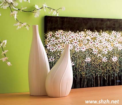   回歸自然在近幾年的裝修設(shè)計(jì)中被賦予新觀念，綠色是最能代表大自然的顏色，更是夏日盎然氣息的重要點(diǎn)綴，以具有高亮度與彩度的嫩綠色系居家用品為擺設(shè)，整體視覺(jué)如同送走寒冷的冬季，迎接大地充滿生生不息的朝氣，讓整個(gè)空間充滿愉悅感。  造型獨(dú)特的雙腳椅，以高密度泡棉材質(zhì)打造一體成行，無(wú)接縫而富有彈性的特色座椅。  系統(tǒng)櫥柜運(yùn)用大地綠色背板，讓居家整體營(yíng)造出自然休閑風(fēng)的感覺(jué)，并利用深淺色澤傳達(dá)居家生活的層次與質(zhì)感。  戶外生活是現(xiàn)代人不可或缺的心靈要素，透過(guò)充滿大自然綠意的戶外家具，讓居家的戶外或某個(gè)角落都有戶外生活的休閑情調(diào)。  在居家空間中換上季節(jié)色彩其實(shí)無(wú)需大費(fèi)周章，例如一個(gè)雅樸陶瓷花器再點(diǎn)綴翠綠的墻面，讓空間協(xié)調(diào)而充滿自然氣息。  以白色墻面，灰色地板為基調(diào)的居家空間，讓整體主調(diào)落在綠色的縐摺沙發(fā)，大器不失質(zhì)感。   在如此附有朝氣的居家空間內(nèi)，人的心情也無(wú)形的變得更加美好。對(duì)待學(xué)習(xí)和工作也會(huì)更加有熱情。 